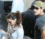 Eduardo Cruz est un exemple de galanterie ! Il est toujours aux petits soins pour sa chérie Eva Longoria. Los Angeles, 9 mai 2011