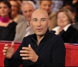 Nicolas Canteloup, sur le plateau de  Vivement dimanche , en janvier 2011.