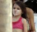 Suri Cruise n'aime pas qu'on lui mette de la crème solaire... A Miami, le 16 mai 2011