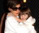 Suri Cruise dans les bras de sa maman, le 12 août 2008