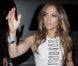  Jennifer Lopez moule son corps voluptueux dans une ravissante robe blanche avec des stiletos de son chouchou du moment, Christian Louboutin ! Londres, 13 juin 2011 