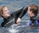 Pierre et Andrea Casiraghi, en grande forme, batifolent dans l'eau lors de l'Opération Poséidon, le 27 mai 2011, à Monaco.