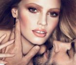Lara Stone pose pour présenter la nouvelle ligne de maquillage de Tom Ford, avec Tom Ford !