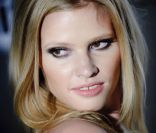 Lara Stone est un mannequin très en vu, elle travaille régulièrement avec Calvin Klein. Cannes, 12 mai 2011
