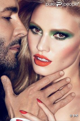 Lara Stone pose pour présenter la nouvelle ligne de maquillage de Tom Ford, avec Tom Ford !