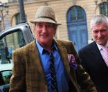 Rod Stewart arrive à Paris avec sa femme Penny Lancaster, en tenant son fils Aiden, le 15 juin 2011