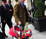Rod Stewart arrive à Paris avec sa femme Penny Lancaster, en tenant son fils Aiden, le 15 juin 2011