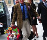 Rod Stewart arrive à Paris avec sa femme Penny Lancaster, en tenant son fils Aiden, le 15 juin 2011
