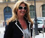 Rod Stewart arrive à Paris avec sa femme Penny Lancaster, en tenant son fils Aiden, le 15 juin 2011