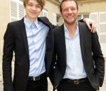 Jules et Samuel Le Bihan lors du déjeuner Père & Fils, au Taillevent, à Paris, le mardi 14 juin 2011. 