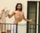 Russell Brand, en tournage pour Rock of Ages, se repose sur la terrasse de son hôtel à Miami le 12 juin 2011