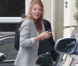 Blake Lively tout sourire  à Los Angeles a offert un festival de tenues pour assister à des interviews début juin 2011<br />
