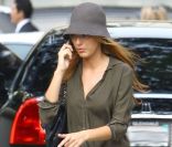 Blake Lively à Los Angeles a offert un festival de tenues pour assister à des interviews. Début juin 2011<br />