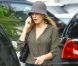 Blake Lively en jean, chemise verte et talons hauts, à Los Angeles, début juin 2011, se rend à une séance d'interviews