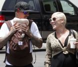 Pink et Carey Hart présentent leur fille Willow, née le 2 juin. Santa Monica, 16 juin 2011