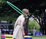 Isla Fisher au parc avec son mari Sasha Baron Cohen et leurs enfants. New York, 5 juin 2011