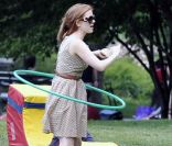 Isla Fisher est une maman modèle qui a le rythme dans la peau. New York, 5 juin 2011