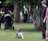 Isla Fisher s\'amuse au parc avec son mari Sasha Baron Cohen et leurs enfants. New York, 5 juin 2011