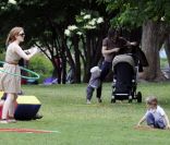 Isla Fisher se déhanche sous le regard ébahi de son mari Sasha Baron Cohen. New York, 5 juin 2011
