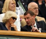 Wimbledon 2011, première semaine : la duchesse de Cornouailles et épouse du prince Charles Camilla Parker Bowles a apprécié le spectacle. 