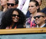 Wimbledon 2011, première semaine : Diana Ross et son fils Evan, chanteur et acteur.<br />