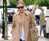 Stella McCartney brille encore par son élégance... La styliste opte pour des basics qu\'elle marie avec brio : un slim, un top blanc et un trench. Son petit plus fashion : ses compensés magnifiques qu\'elle noue à la cheville. Bravo ! Londres, 21 juin 