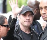 John Travolta, sa femme Kelly Preston et leurs enfants se rendent au restaurant Dave à Paris le 20 juin 2011