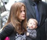  Kelly Preston porte son petit Benjamin alors qu'elle s'apprête à entrer dans le restaurant Dave à Paris le 20 juin 2011 