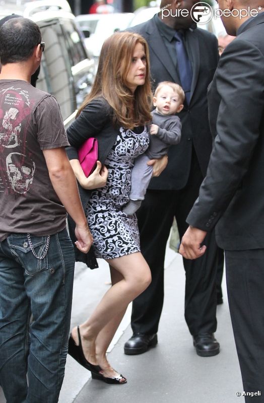  Kelly Preston porte son petit Benjamin alors qu'elle s'apprête à entrer dans le restaurant Dave à Paris le 20 juin 2011 