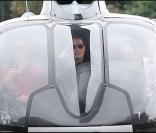 John Travolta, pilote émérite, fait un tour en hélicoptère depuis l'héliport de Paris afin de se rendre au Bourget pour un événement de la marque Breitling le 21 juin 2011