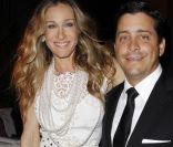 Sarah Jessica Parker ne sort plus sans son bracelet fétiche signé Redline, une griffe française. 