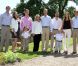 Le grand-duc Henri de Luxembourg et toute sa famille prenaient la pose, sympathique habitude estivale, dans les jardins du château de Colmar-Berg, le 27 juin 2011.