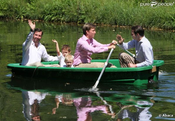 Les jeunes princes de Luxembourg Gabriel et Noah, avec leur père le prince Louis (chemise rose) et leurs oncles les prince Guillaume et Félix. 
 Le grand-duc Henri de Luxembourg et toute sa famille prenaient la pose,  sympathique habitude estivale, dans les jardins du château de  Colmar-Berg, le 27 juin 2011.