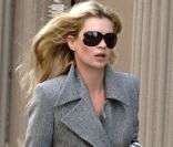 Dans un look urbain plutôt élégant, Kate Moss n'en fait pas des tonnes mais nous donne toujours une belle leçon d'élégance. A Soho, New York, le 2 mai 2006. 