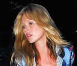 Kate Moss se permet une fantaisie avec un blazer arborant de jolis motifs. Le reste de sa tenue se cantonne à ses classiques : top, slim, talons et sac à bandoulière matelassé Chanel. A Londres, le 15 mai 2006. 