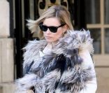 Kate Mosss'apprête à rejoindre Jamie Hince au parc Monceau. Elle porte un long gilet en fourrure sur un blazer crème, un slim en cuir Balmain et des talons noirs. Côté accessoires : Ray-Ban Wayfarer et un sac en bandoulière. A Paris, le 3 avril 2010. 