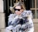 Kate Mosss'apprête à rejoindre Jamie Hince au parc Monceau. Elle porte un long gilet en fourrure sur un blazer crème, un slim en cuir Balmain et des talons noirs. Côté accessoires : Ray-Ban Wayfarer et un sac en bandoulière. A Paris, le 3 avril 2010. 