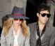 Kate Moss et sur futur mari Jamie Hince sortent du restaurant Hince où ils ont déjeuné. Le mannequin porte un tailleur 3 pièces gris sur une chemise crème, des escarpins et une clutch grises. A Londres, le 23 février 2011. 