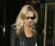 Le top model britannique Kate Moss à la sortie du Dorchester Hotel. Un perfecto, un slim, un cabas en toile et des bottines : "la Brindille" n'en fait jamais trop ! A Londres, le 7 juillet 2010. 