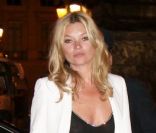 Kate Moss, qui rentre de la soirée Mango, porte un blazer à col châle blanc, son col V, son pantalon taille haute et ses talons noirs. Un look classique qui produit son effet. A Paris, le 17 mai 2011. 
