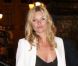 Kate Moss, qui rentre de la soirée Mango, porte un blazer à col châle blanc, son col V, son pantalon taille haute et ses talons noirs. Un look classique qui produit son effet. A Paris, le 17 mai 2011. 