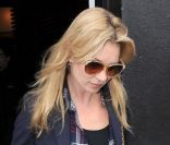 Kate Moss sort du bar 