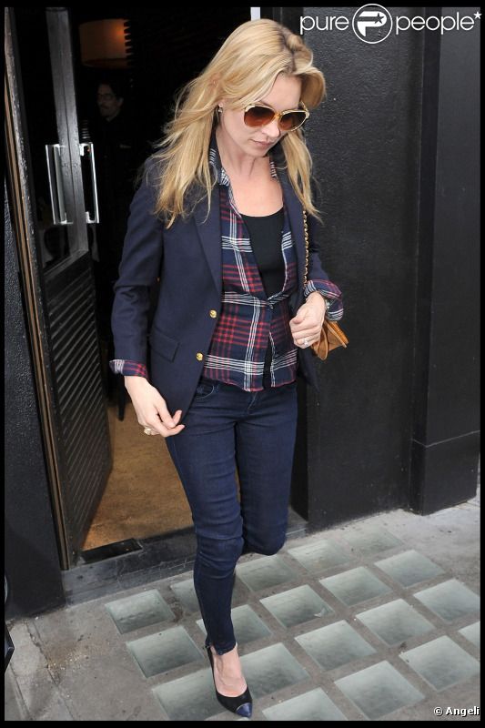 Kate Moss sort du bar 