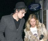 Kate Moss et son compagnon de l'époque, Pete Doherty, se rendent au cinéma pour voir  