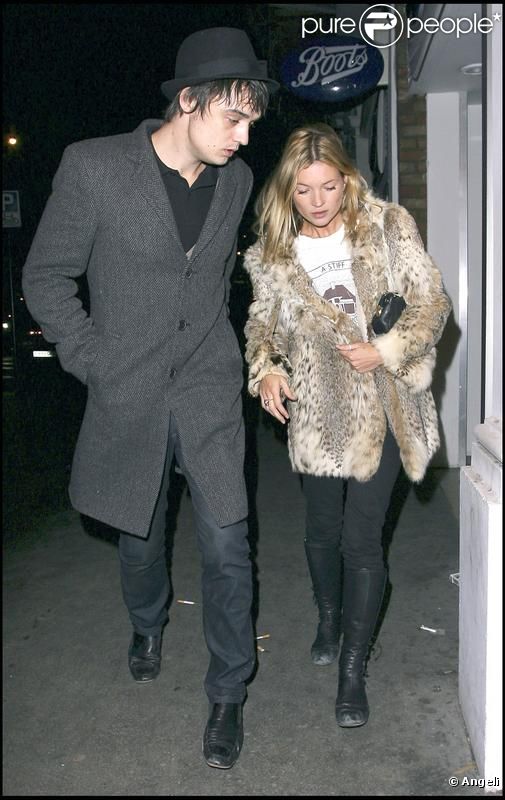 Kate Moss et son compagnon de l'époque, Pete Doherty, se rendent au cinéma pour voir  