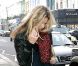Kate Moss fait une fois de plus dans la simplicité côté look. Veste en cuir, slim bleu, bottes et foulard rouge aux imprimés léopard Louis Vuitton. A Londres, le 20 décembre 2006. 