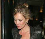 Kate Moss, qui sort d'un dîner avec des amis au café-restaurant The Wolseley, porte son perfecto Balmain, qui fait la différence à lui seul. A Londres, le 22 juillet 2010. 