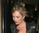 Kate Moss, qui sort d'un dîner avec des amis au café-restaurant The Wolseley, porte son perfecto Balmain, qui fait la différence à lui seul. A Londres, le 22 juillet 2010. 