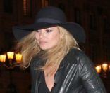 Rentrant à son hôtel parisien le Ritz, Kate Moss arbore un look total noir pour un sans-faute. A Paris, le 6 mars 2011. 