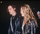 Le perfecto usé à souhait était un must à l'époque, et Kate Moss, ici en compagnie de son petit ami de l'époque Johnny Depp, l'avait bien compris. A Los Angeles, 1994. 